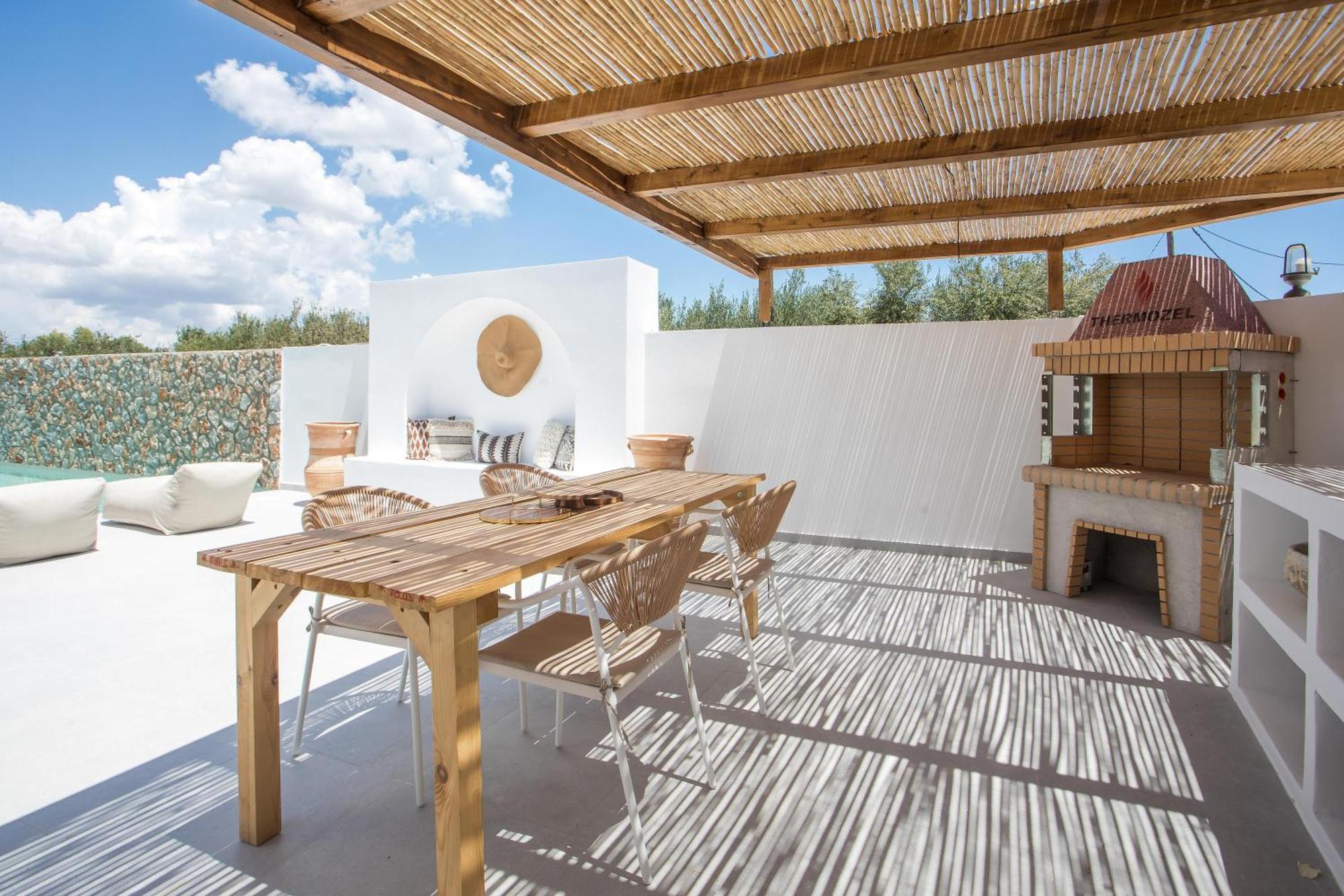Zaia & Living, N3, Pool View,